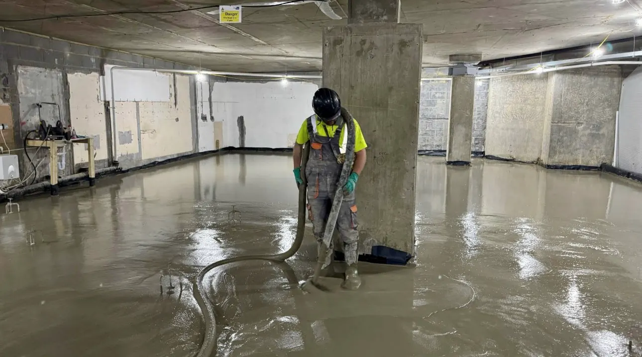 A CSC operative levelling flowing screed across a commercial floor plate